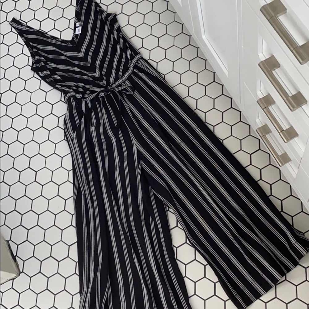 Gap black and white jumper.